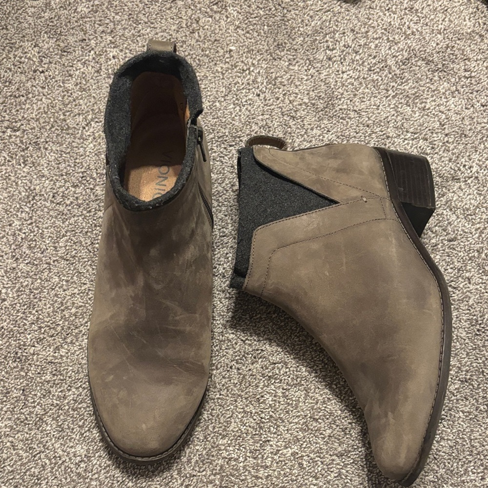 Vionic Joslyn Leather Ankle Water Resistant Bootie